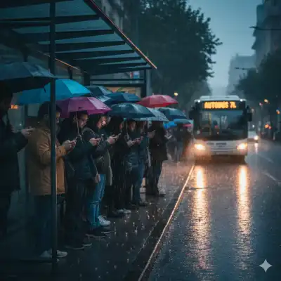 Grupo de personas resguardadas bajo marquesina en día de lluvia - Relato corto de espera y soledad urbana por Pedro Guzmán - Relato sobre No Mires Atrás en Arquitectura de lo Mínimo